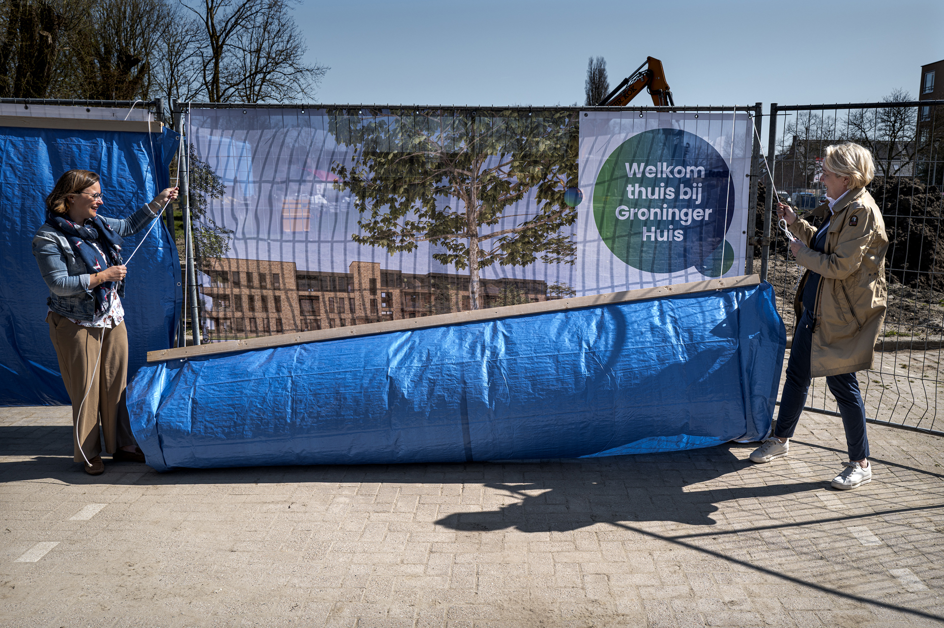 Bestuurders onthullen bouwhekdoek