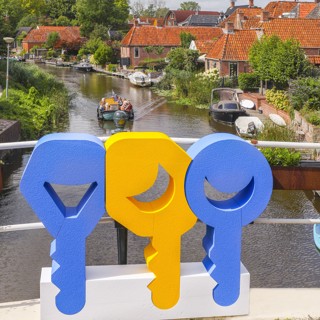 Sfeerfoto van woningen met grote Groningen Huurt sleutels ervoor