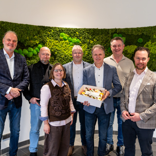 Fotobijschrift: v.l.n.r. Rolf Koops (projectdirecteur GeWOON Groen), corporatiebestuurders Ton Schroor (Wold & Waard), Henk Fissering (Acantus), Matthieu van Olffen (Wierden en Borgen), Laura Broekhuizen (Groninger Huis), Pieter Witzenburg (Lefier) en Sander van der Tol (Nijestee).​