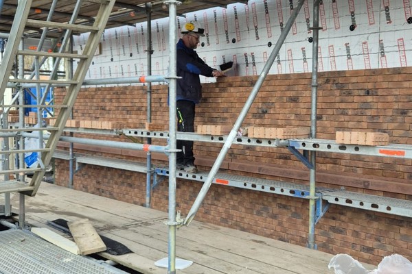 We werken met een circulair gevelsysteem; ClickBrick. Hiermee worden de stenen droog gestapeld en met rvs clips aan elkaar vastgemaakt.