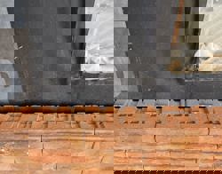 We werken met een circulair gevelsysteem; ClickBrick. Hiermee worden de stenen droog gestapeld en met rvs clips aan elkaar vastgemaakt.